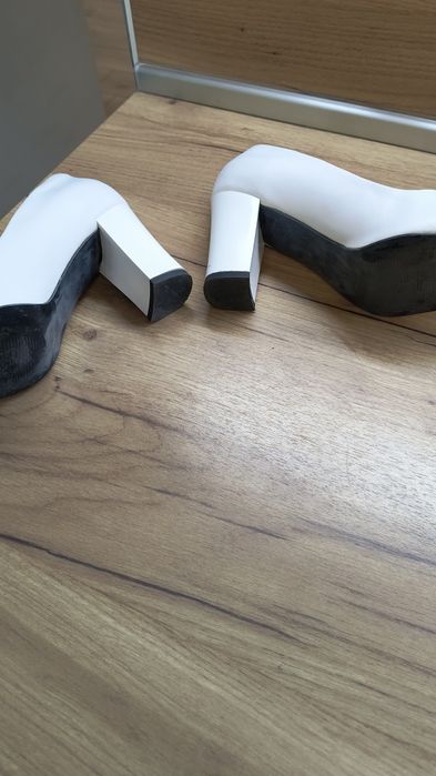 Бели обувки 38 номер