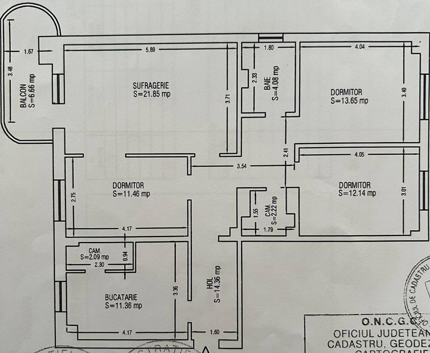Vând apartament cu 4 camere, 2 băi, bucătarie , living si balcon