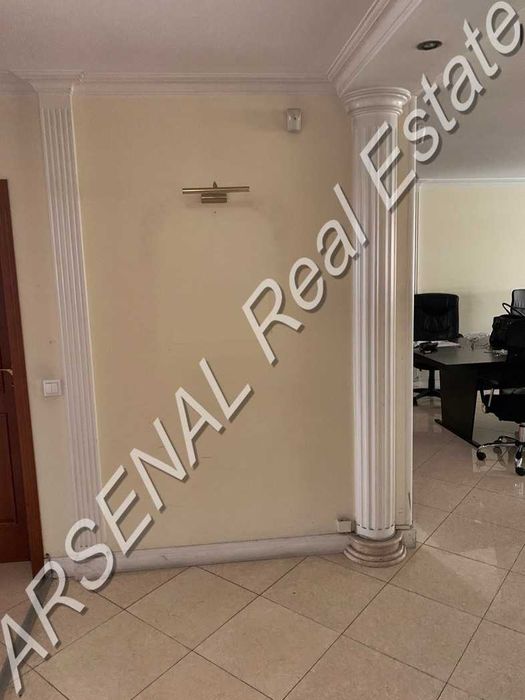 Офис под наем, Център