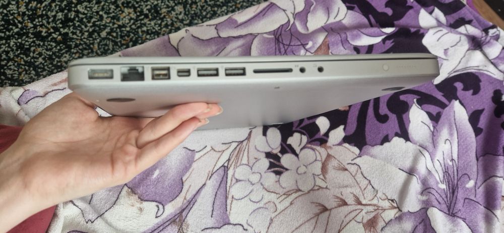 Vând.  Laptop.  MacBook Pro.   Ușor Negociabil