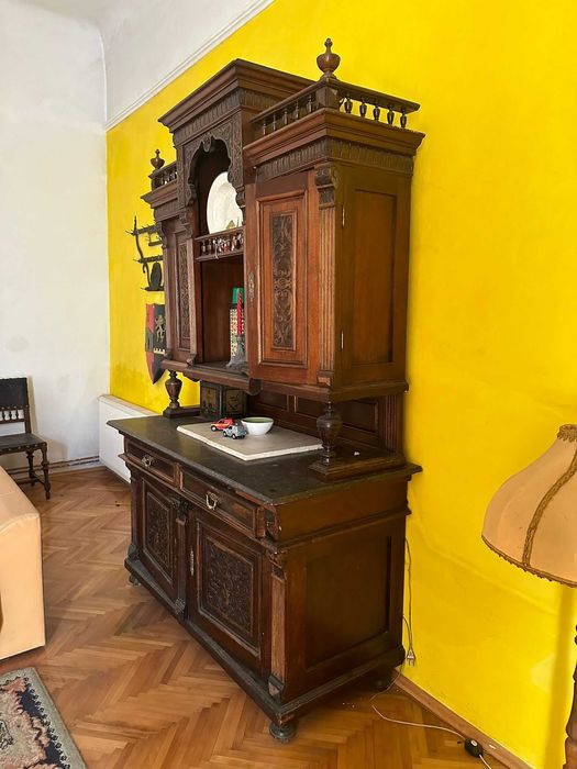 Vând credenț din lemn masiv sculptat cu blat de marmura