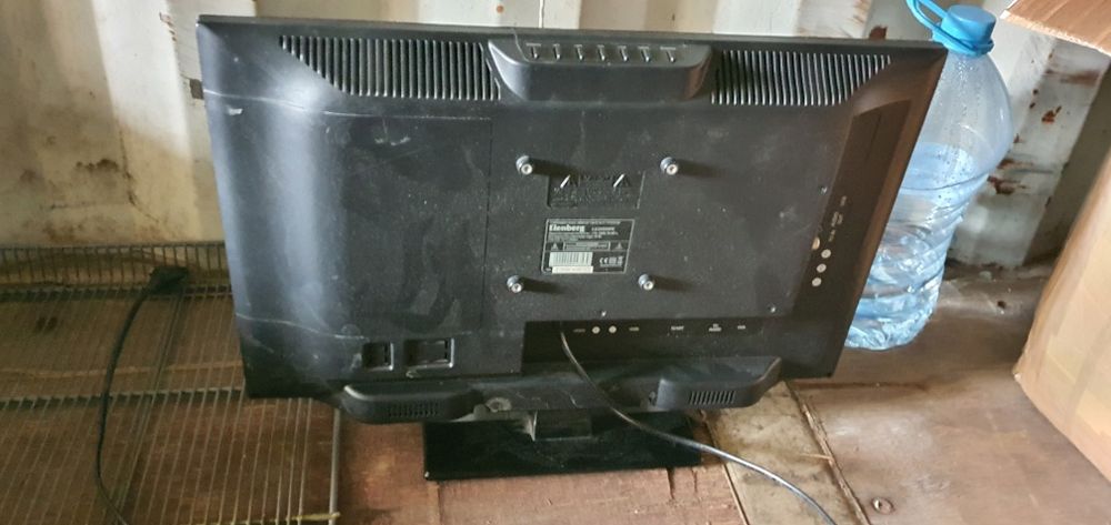 Вытяжка,  телевизор,  шоколадный фонтан