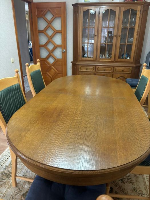 Продам кухонный дубовый стол со стульями