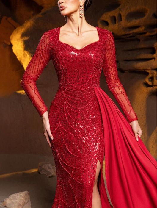 Продавам елегантна червена официална рокля