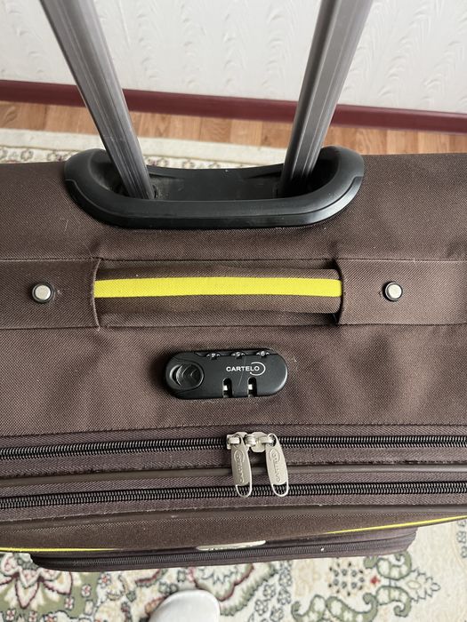 Чемодан прочный дорожный