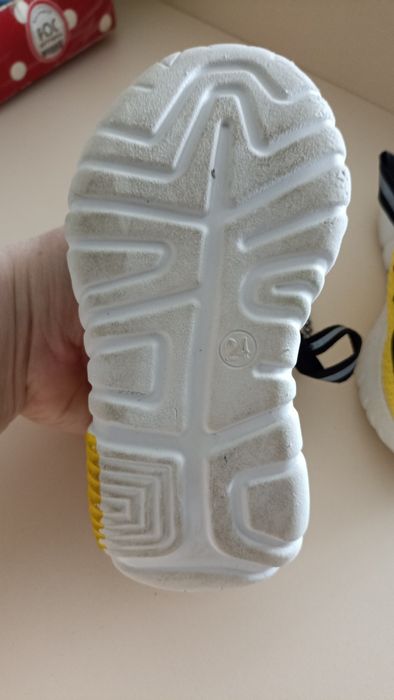 Продам детские кроссовки