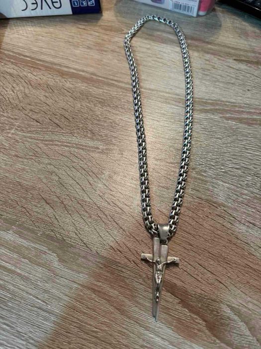 Сребърен ланец със кръст