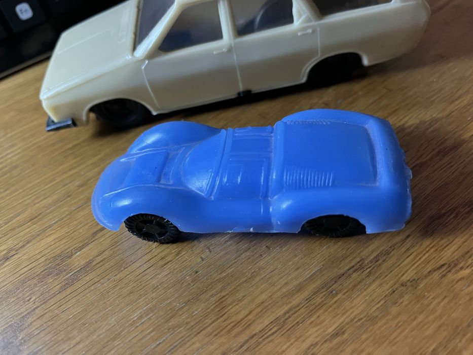 Jucarii vechi romanesti ambulanta si masinuta de curse