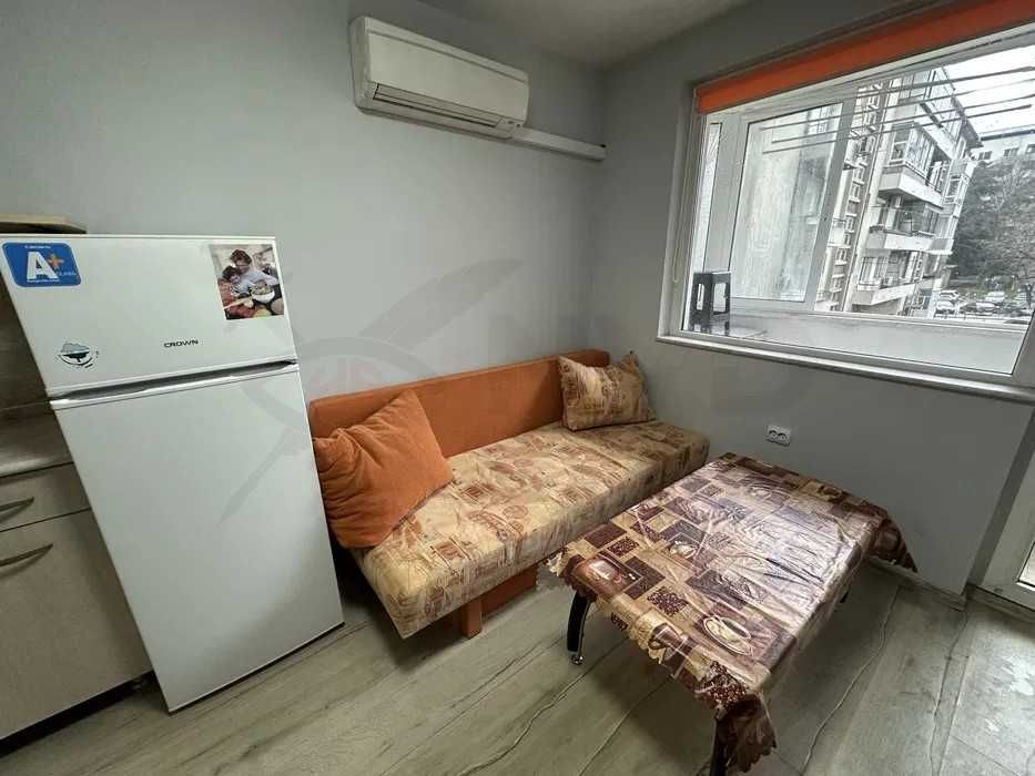 Дава се под наем Двустаен апартамент в Варна, Център - 40 кв.м за 398.82 € - Снимка #1