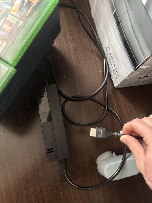 Xbox one cu 1 maneta si 3 jocuri