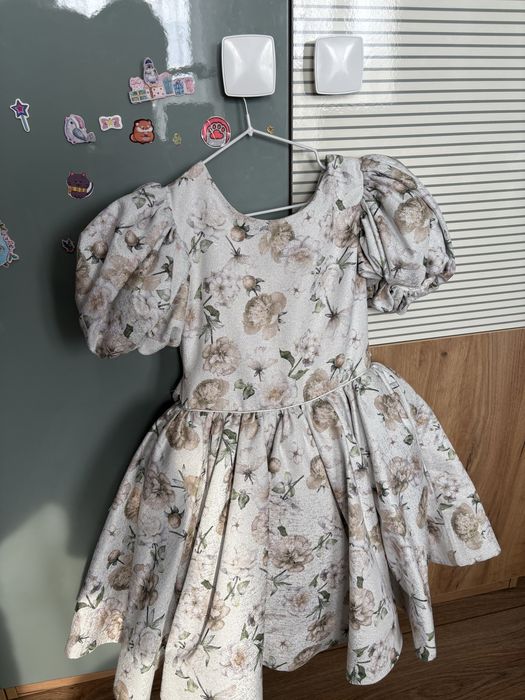 Продам шикарное платье для девочки размер 116-122