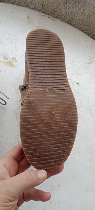 Продавам нови боти- набил 37 номер