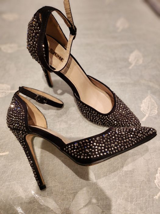 Блестящи обувки с висок ток