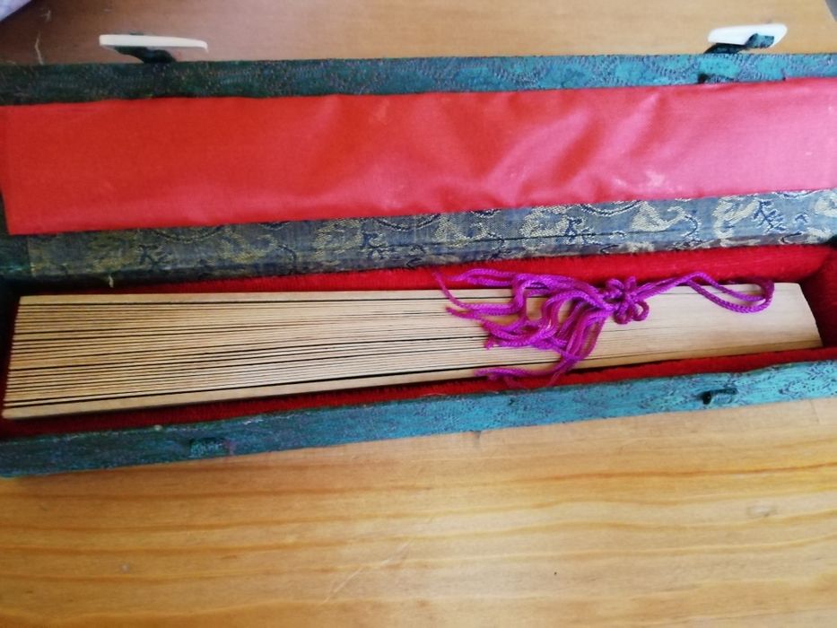 Evantai din lemn filigran pictat, China anii 1940