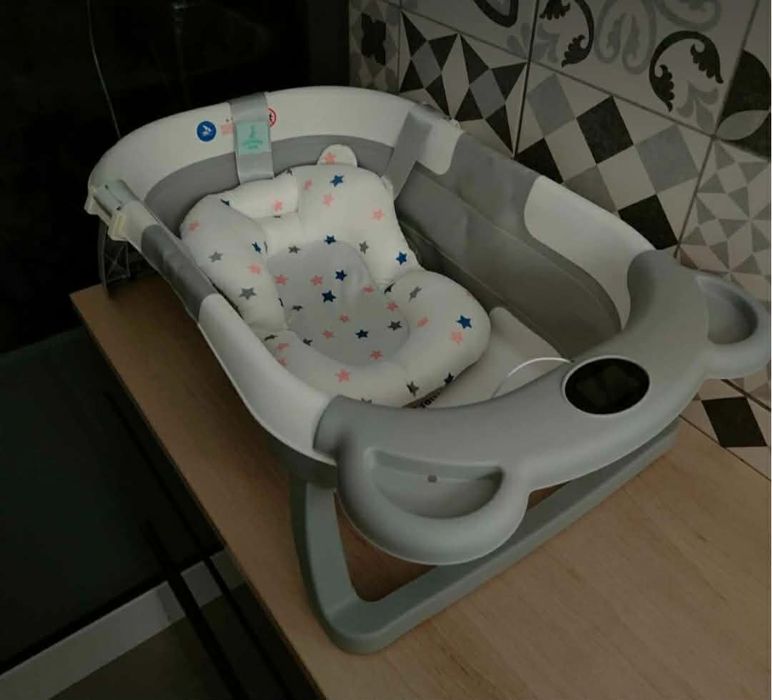 Сгъваема бебешка вана с термометър и възглавница