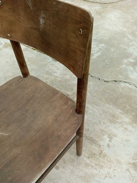 Стар дървен стол