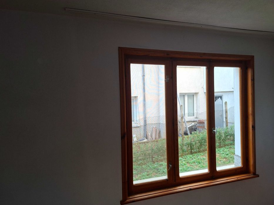 Продавам / 11 бр. / употребявана дървена дограма.