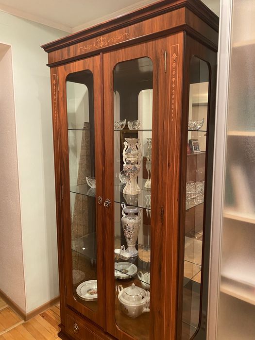 Продам шкаф стеклянный