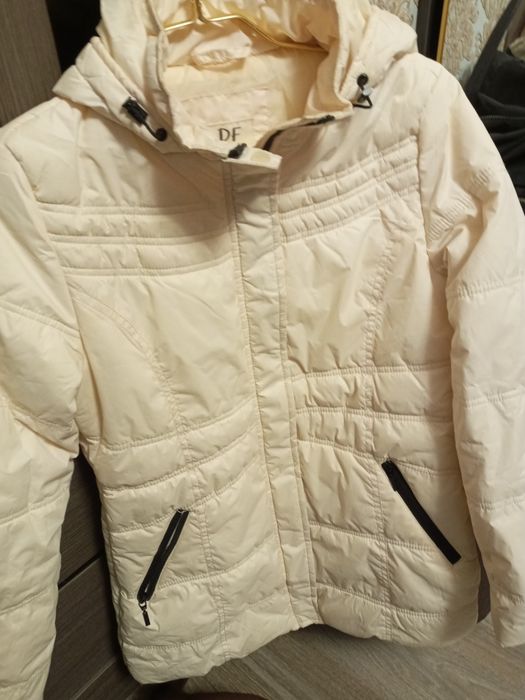 Женская куртка  светлая 44р