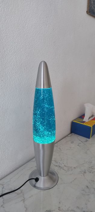 Vind lampă cu lava.