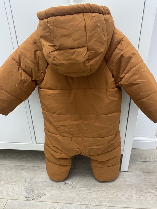 Combinezon unisex de la ZARA marime 92 cm.