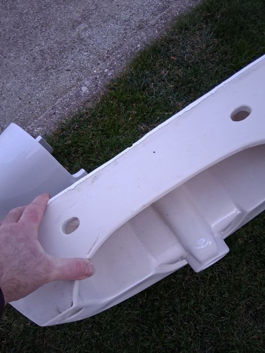 Мивка и ботуш към нея Видима