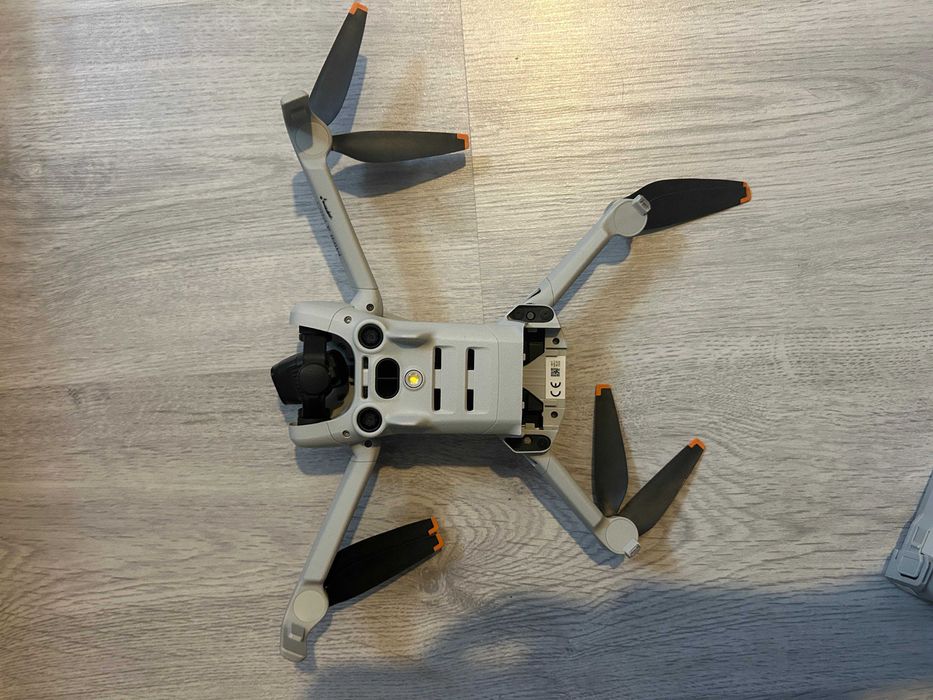 Drona DEFECTA DJI Mini 4 PRO Fly More Combo