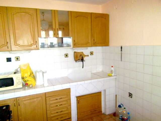 Продавам  ТРИЕТАЖНА  МАСИВНА КЪЩА на 500 м от центъра на гр. Тетевен