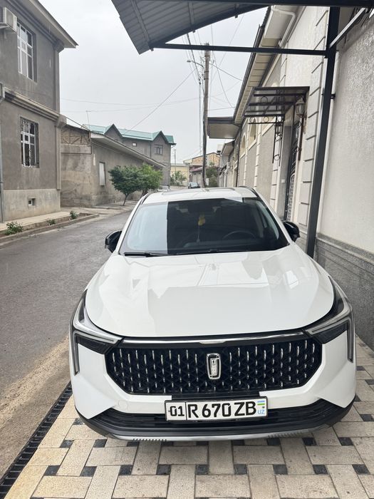Bestune T55 2022 yil sotiladi, ayol kishi haydagan.