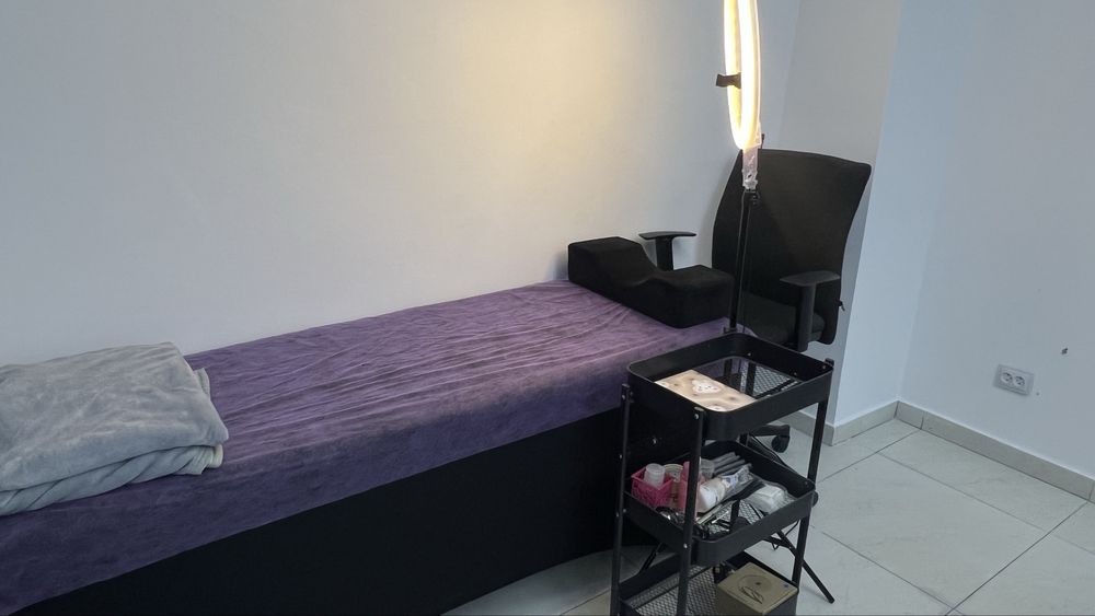 Сдается маникюрный столы и кушетка