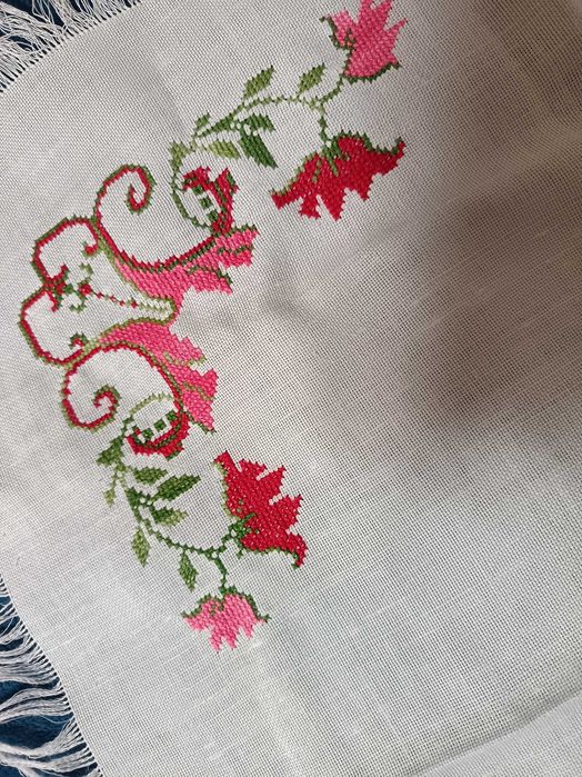 Handmade fata de masa. Noua, alb/rosu. 60/60