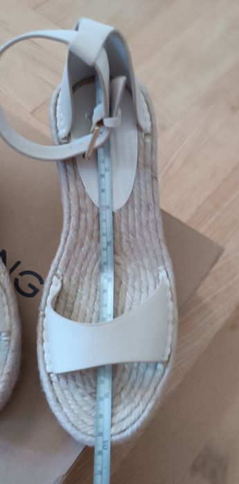 Продавам сандали 38 нoмер на платформа Mango