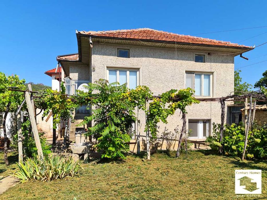 160029 Къща с допълнителни постройки и гараж в град Сухиндол