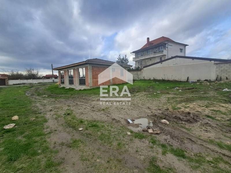 Едноетажна новострояща се къща за продажба, с двор, в с. Калиманци, на