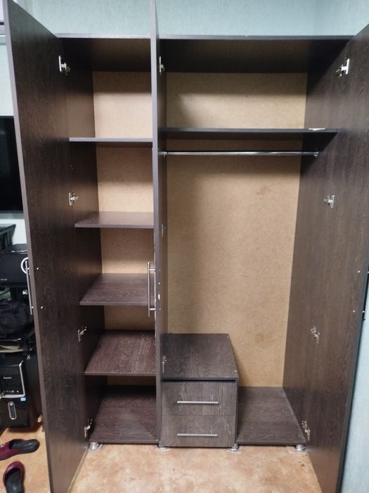 Продам б.у.шифоньер, кровать, тумбочка