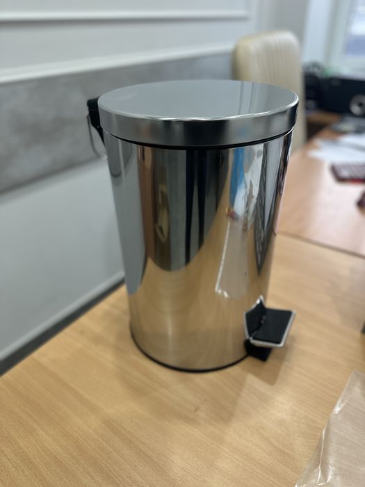 Урна с педалью 12 литров