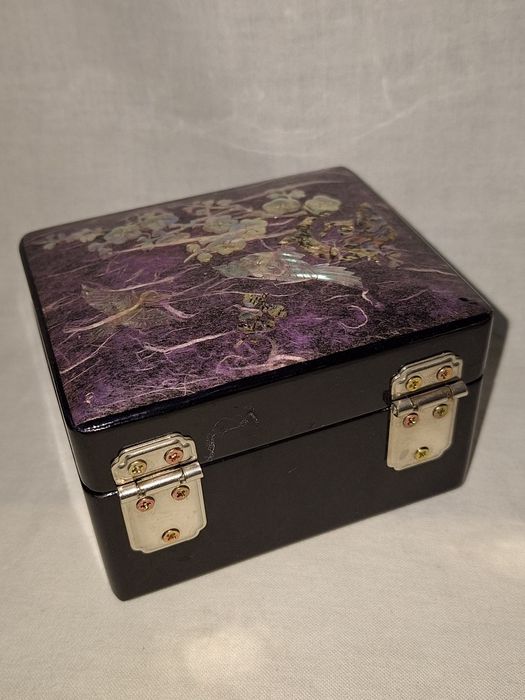 Винтидж лакова кутия за бижута с интарзия от седеф
