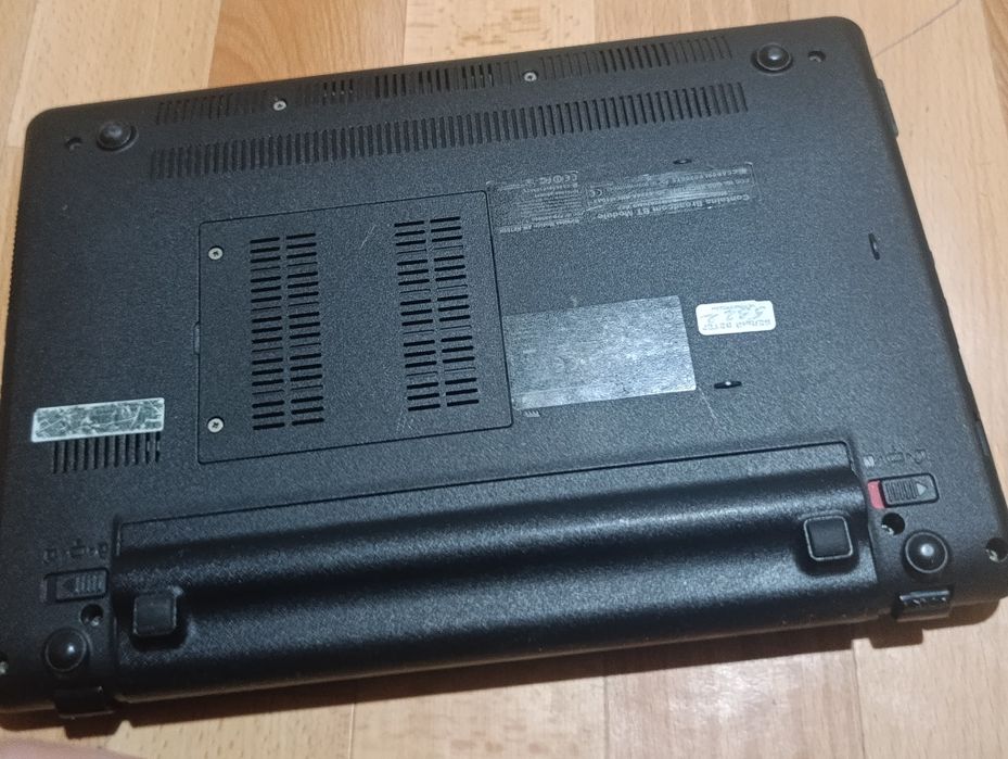 Продам ASUS Eee PC отдам 3к просто не ставится на 3000