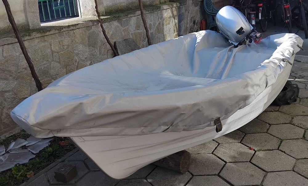 Много запазвна лодка