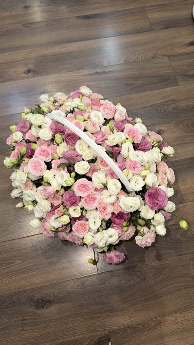 Кустовой обьемный букет а корзине