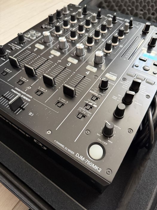 Vand mixer DJ Pioneer DJM 750 mk2 + case