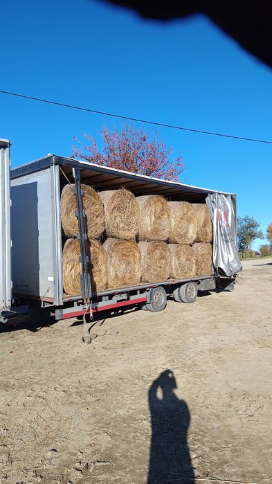 Vând baloți mari de fân și lucerna
