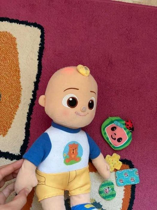 Papusa interactiva Cocomelon JJ