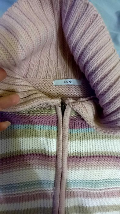 Pulover dama Evie UK cu dungi roz-albe, guler si fermuar