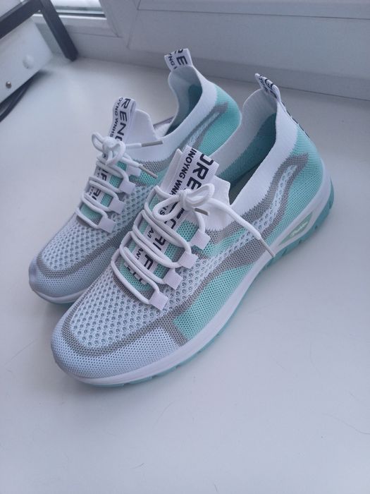 Продам женские кросовки новые