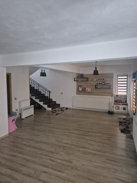 Casa moderna  intr-un peisaj de vis,situata intre Pitesti si Valcea