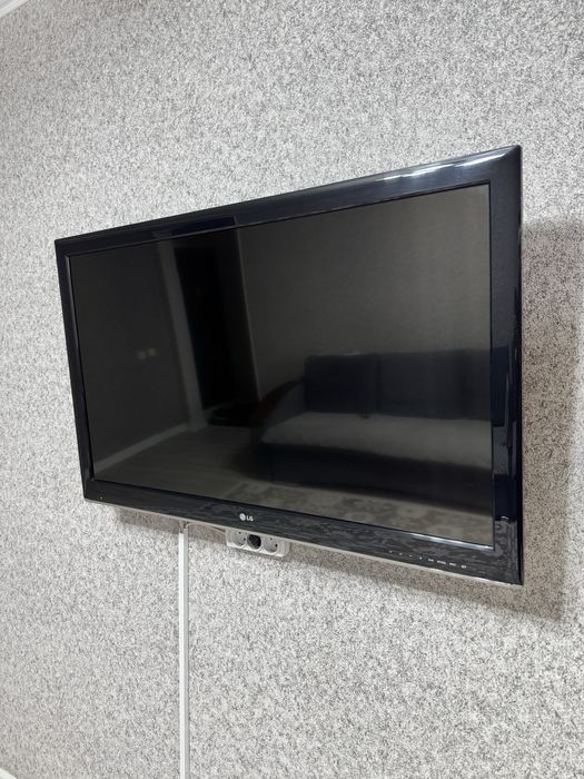 Телевизор LG в черном цвете