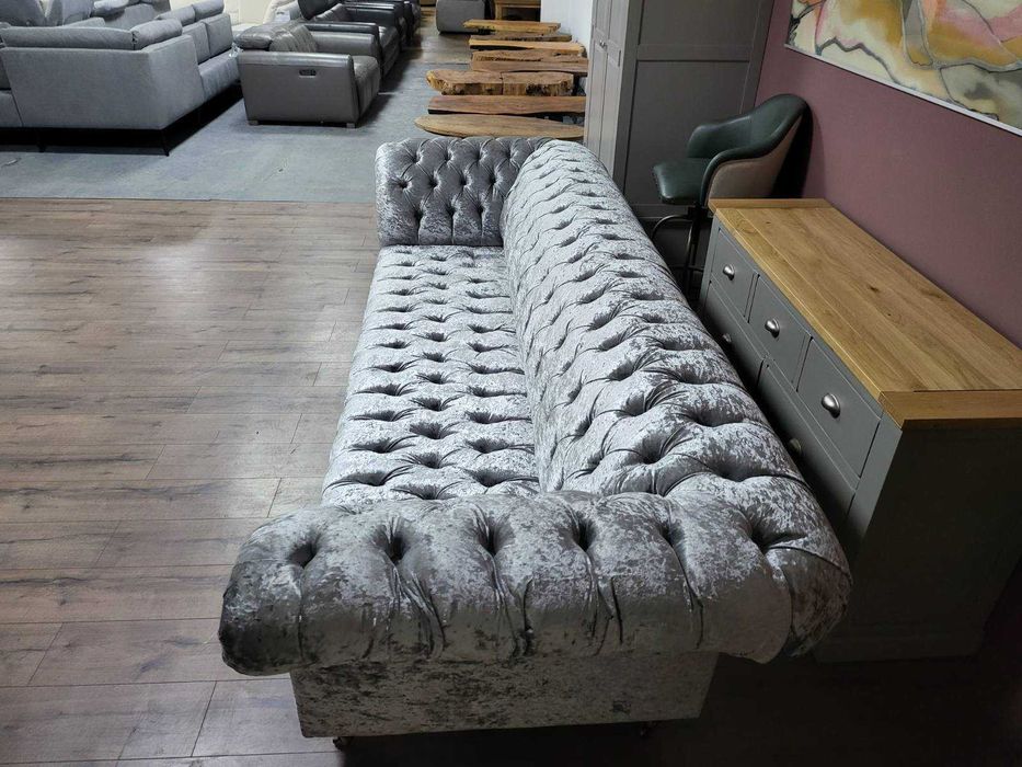 Голям сив диван от плат Честърфийлд и табуретка