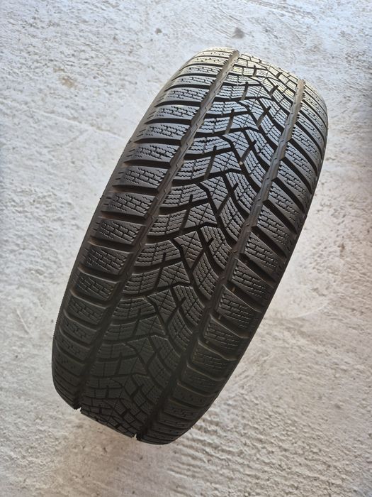 O bucată 205/55 R16 M+S iarnă - una Dunlop Goodyear