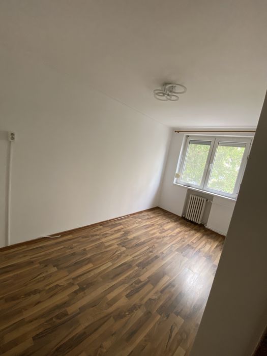 Inchiriez apartament cu 3 camere